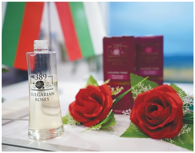 2021年服贸2022年2月11日，来自印度等国的外国留学生在江苏省镇江市二道巷社区和居民一起搓汤圆。 　　石玉成摄（人民视觉）会国别展区，保加利亚展台展示的玫瑰化妆水。 　　新华社记者 王天聪摄