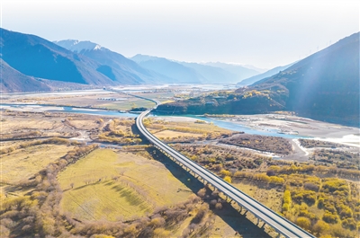 初冬时节，位于西藏林芝的雅尼湿地风景如画。 　　鲜 敢 董志雄摄影报道