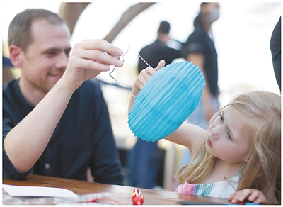 2022年8月13日，在巴西首都巴西利亚举办的&ldquo;中国一瞬&rdquo;文化体验周活动上，人们参加灯笼制作体验活动。 　　卢西奥&middot;塔沃拉摄（新华社发）