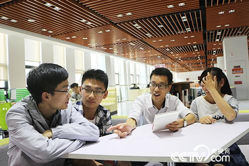 线上互动，线下交流，同学们遇到徐川老师有说不完的话。