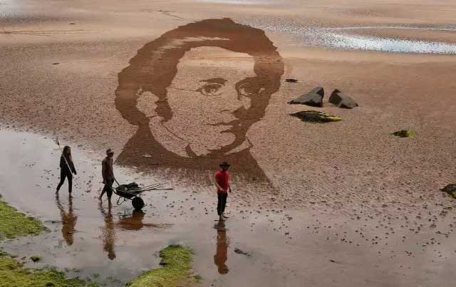 △艺术家在沙滩上创作的舒伯特画像