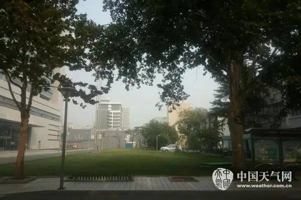 △10月2日下午,北京海淀区中关村南大街附近的天空一片灰霾。